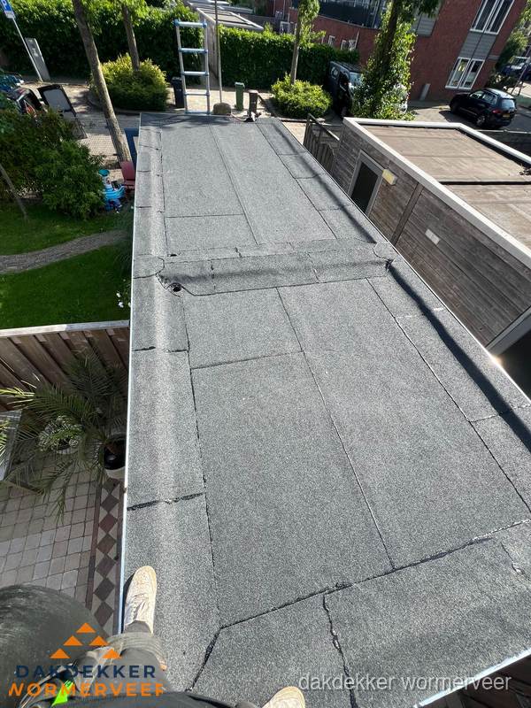 Bitumen plat dak rijtjeswoning vanuit dakdekker perspectief in Wormerveer