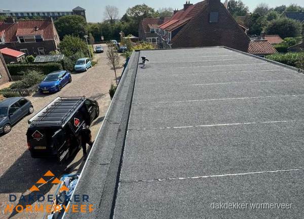 Nieuw bitumen plat dak met uitzicht over woonwijk in Wormerveer