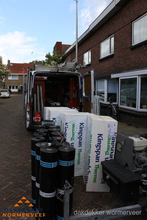 Levering van Kingspan isolatieplaten en bitumenrollen voor dakproject in Wormerveer