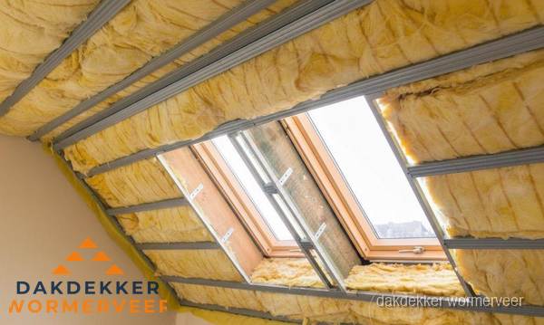 Schuin dak isoleren met glaswol bij dakraam in Wormerveer