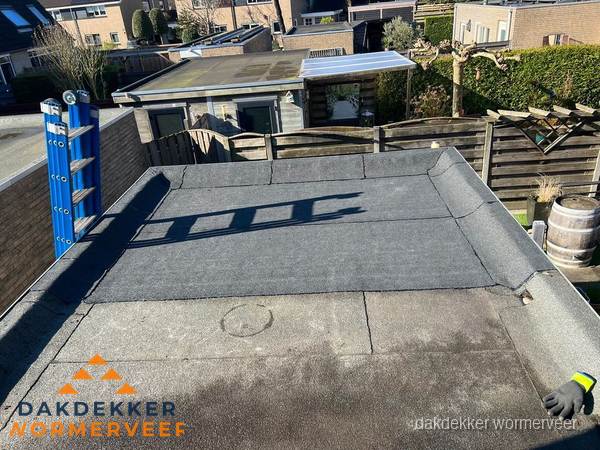Dakdekker bij bitumen plat dak renovatie in Wormerveer