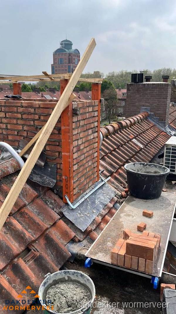 Schoorsteen renovatie met metselwerk op schuin dak in Wormerveer