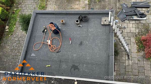 Plat dak met nieuwe bitumen bedekking in Wormerveer