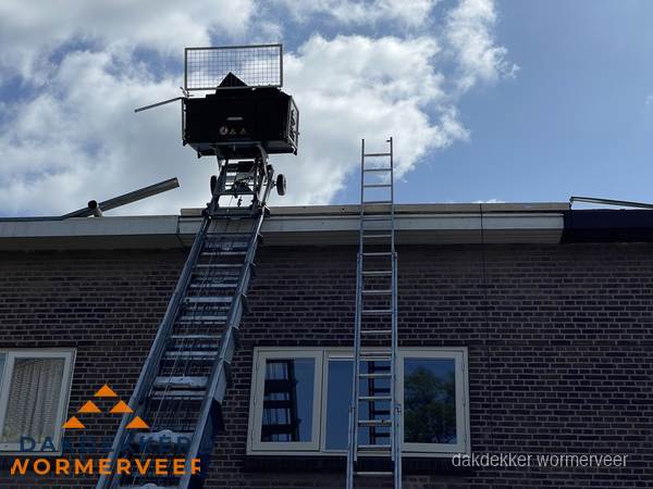 Ladderlift en ladder bij woning voor dakinspectie in Wormerveer