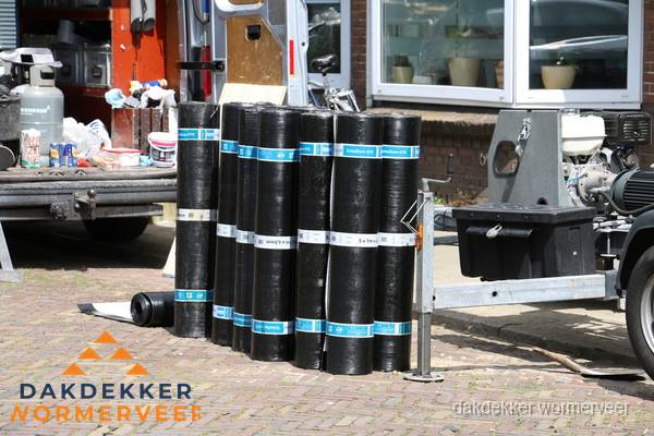 Rollen bitumen dakbedekking klaar voor daklekkage reparatie in Wormerveer