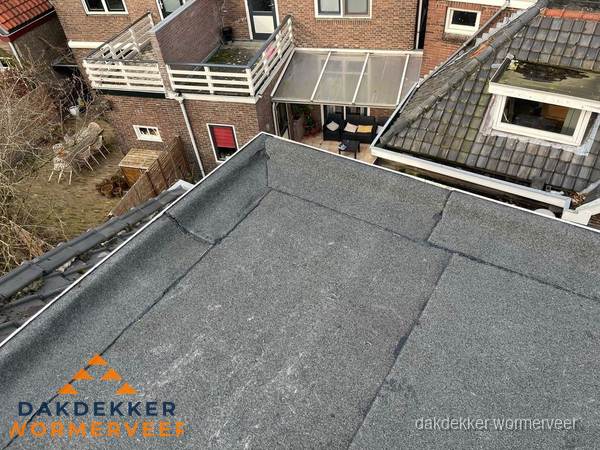 Overzicht plat dak met dakgoot in woonwijk Wormerveer