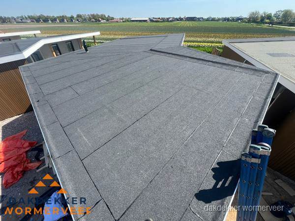 Nieuw bitumen plat dak met uitzicht over landschap in Wormerveer