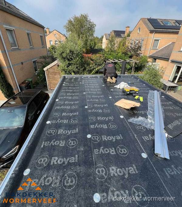 Dakdekker aan het werk op plat dak renovatie in Wormerveer